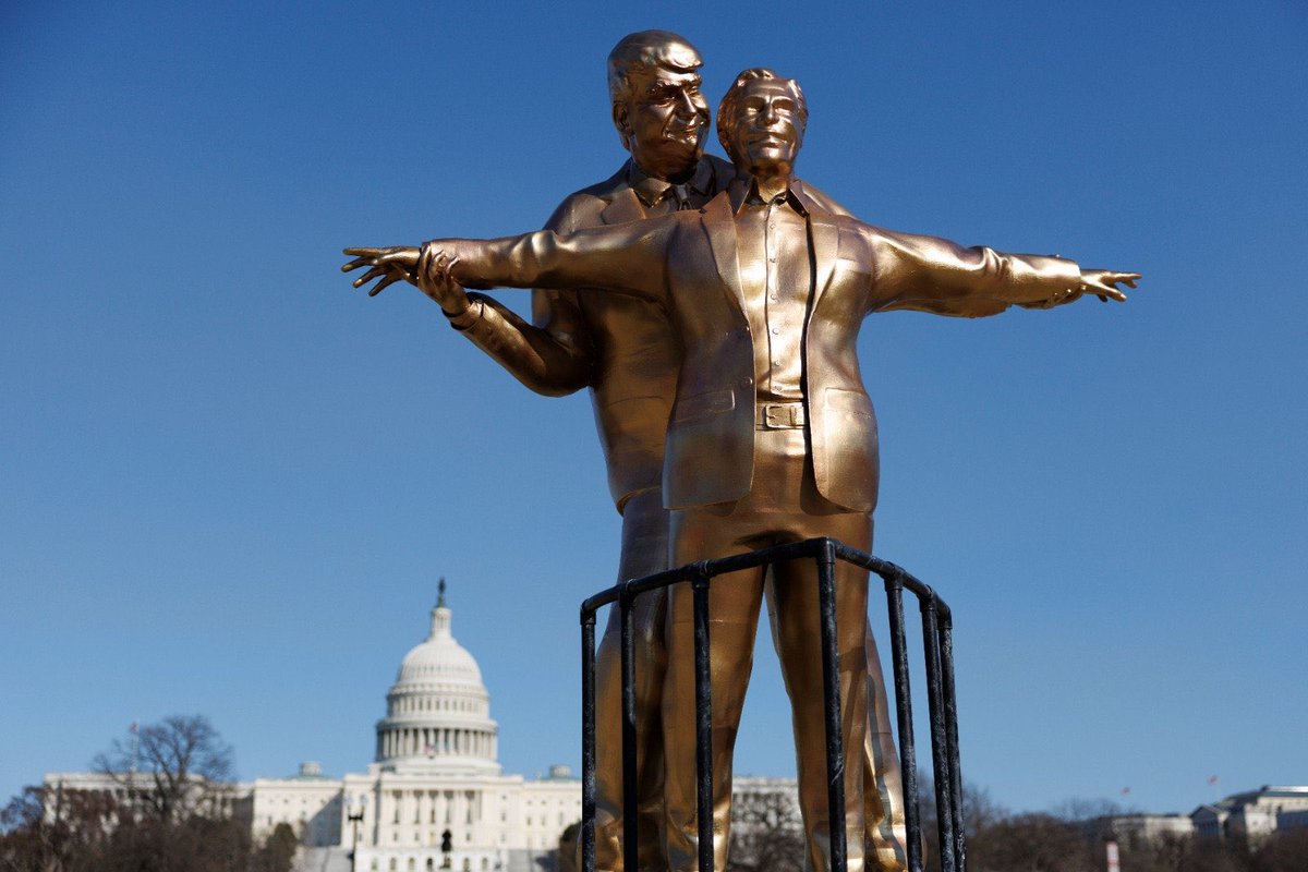 Estatua de Trump y Epstein inspirada en “Titanic” genera polémica frente al Capitolio