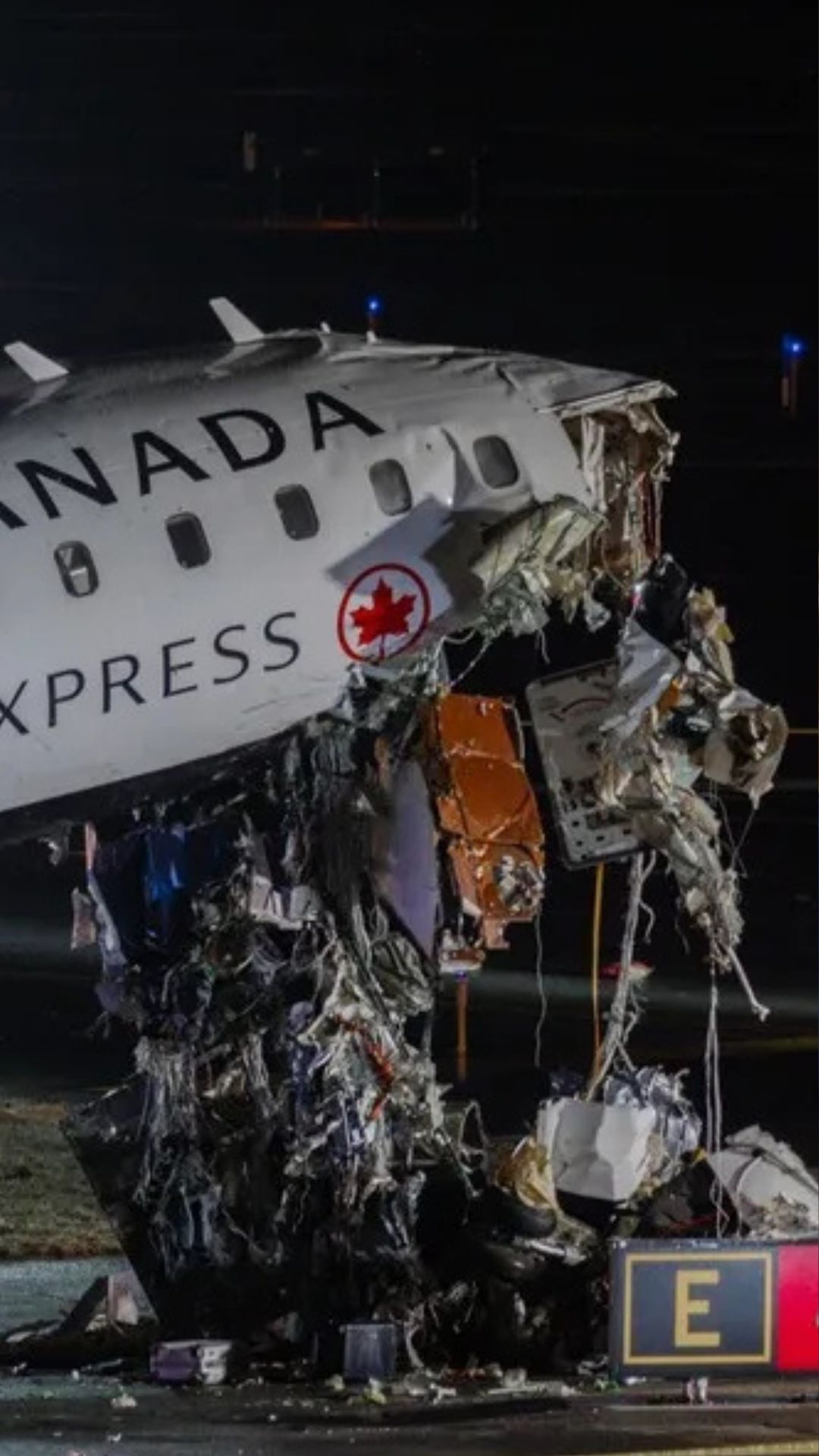 Dos muertos tras la colisión entre un avión y un camión de bomberos en el aeropuerto de LaGuardia