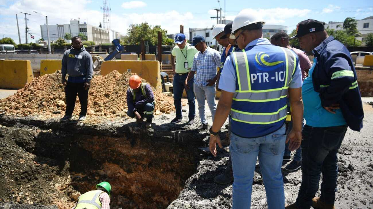 Caasd corrige averías causadas por empresa que construye paso a desnivel en la 27 de Febrero; anuncian interrupción en servicio de agua en DN