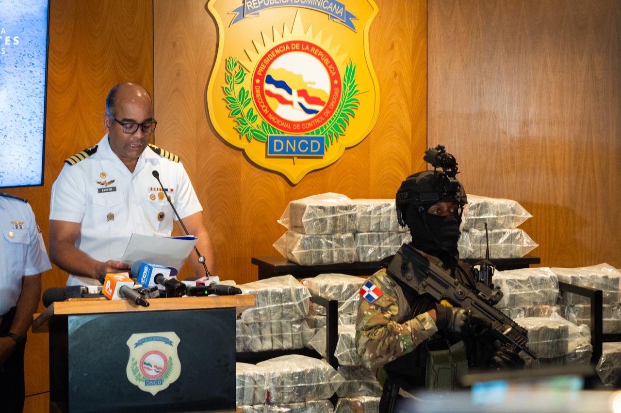 Incautan 564 paquetes de presunta cocaína frente a costas de Barahona; hay cinco detenidos