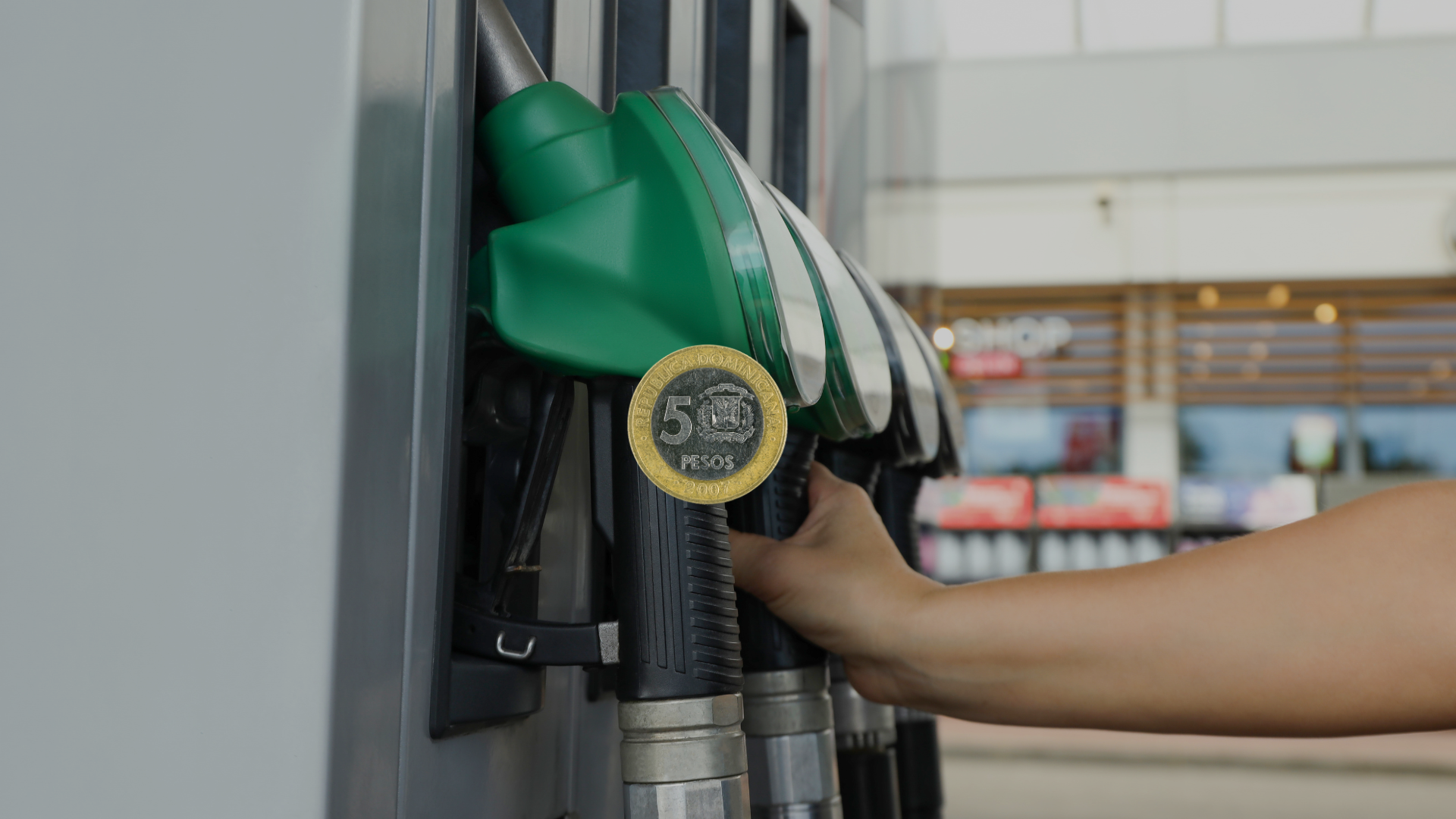 Gasolinas suben 5 pesos tras permanecer congeladas desde diciembre de 2023