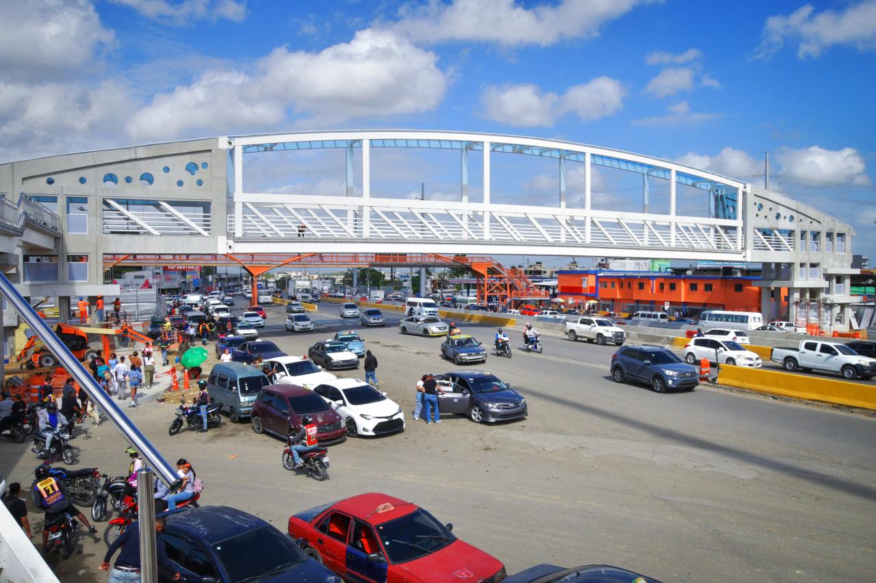 Inauguran nuevo puente peatonal en el KM 9 de la Autopista Duarte