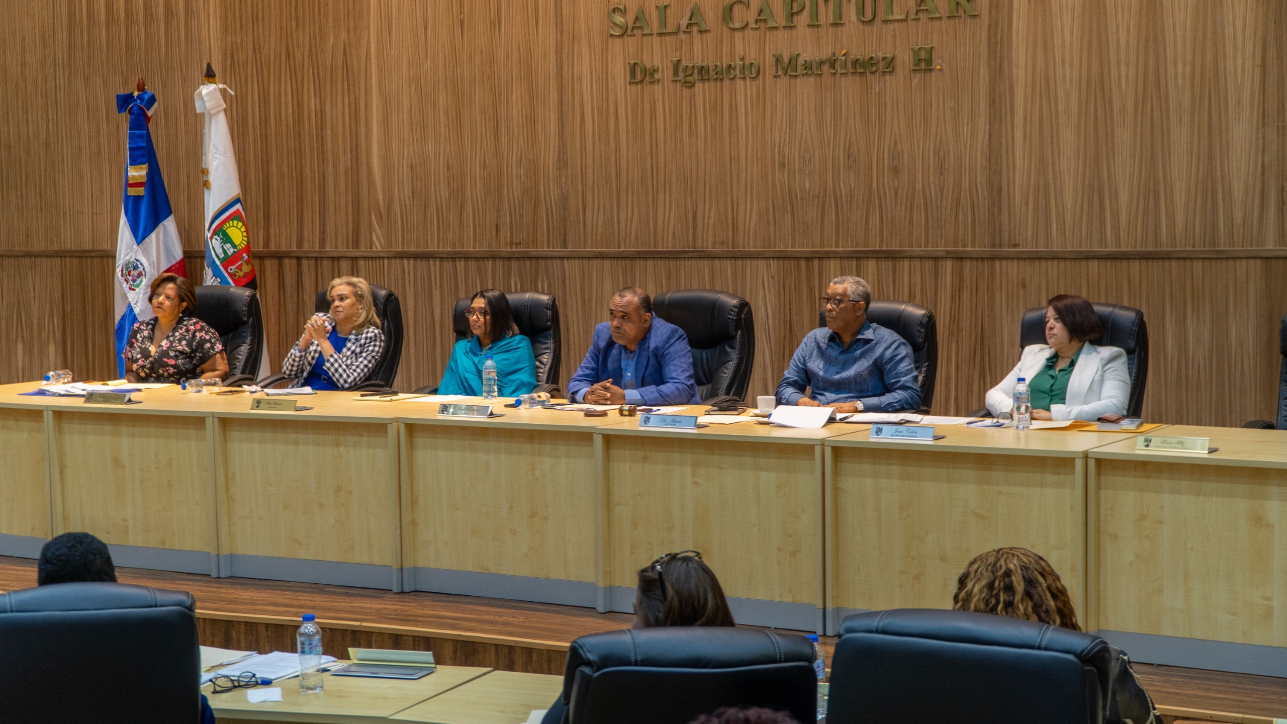 Denuncian aprobación irregular de cementerio en SDE con cláusula que bloquea la competencia