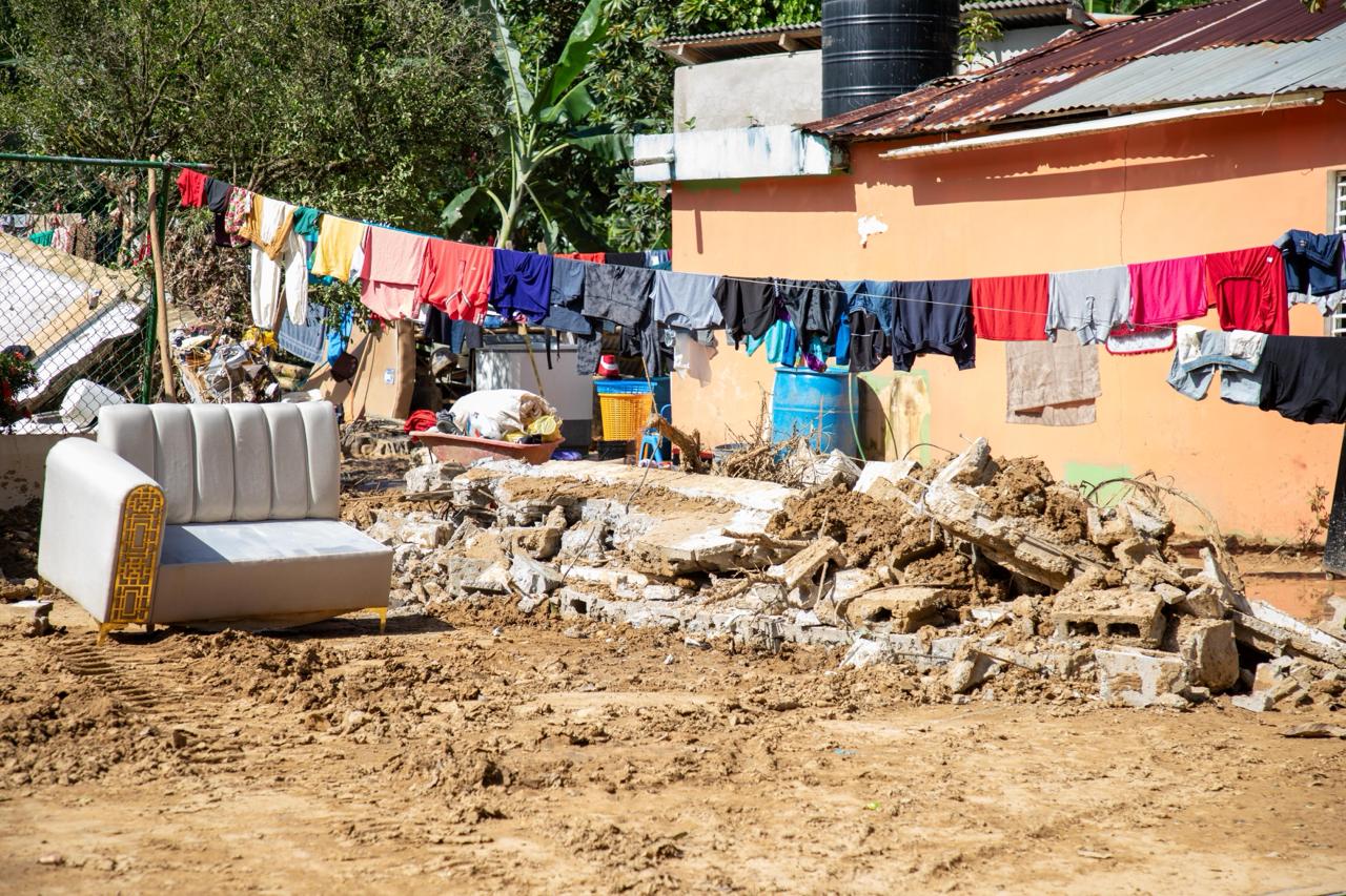 Gaspar Hernández continúa en recuperación por lluvias; Gobierno entrega más de 25 millones en medicamentos