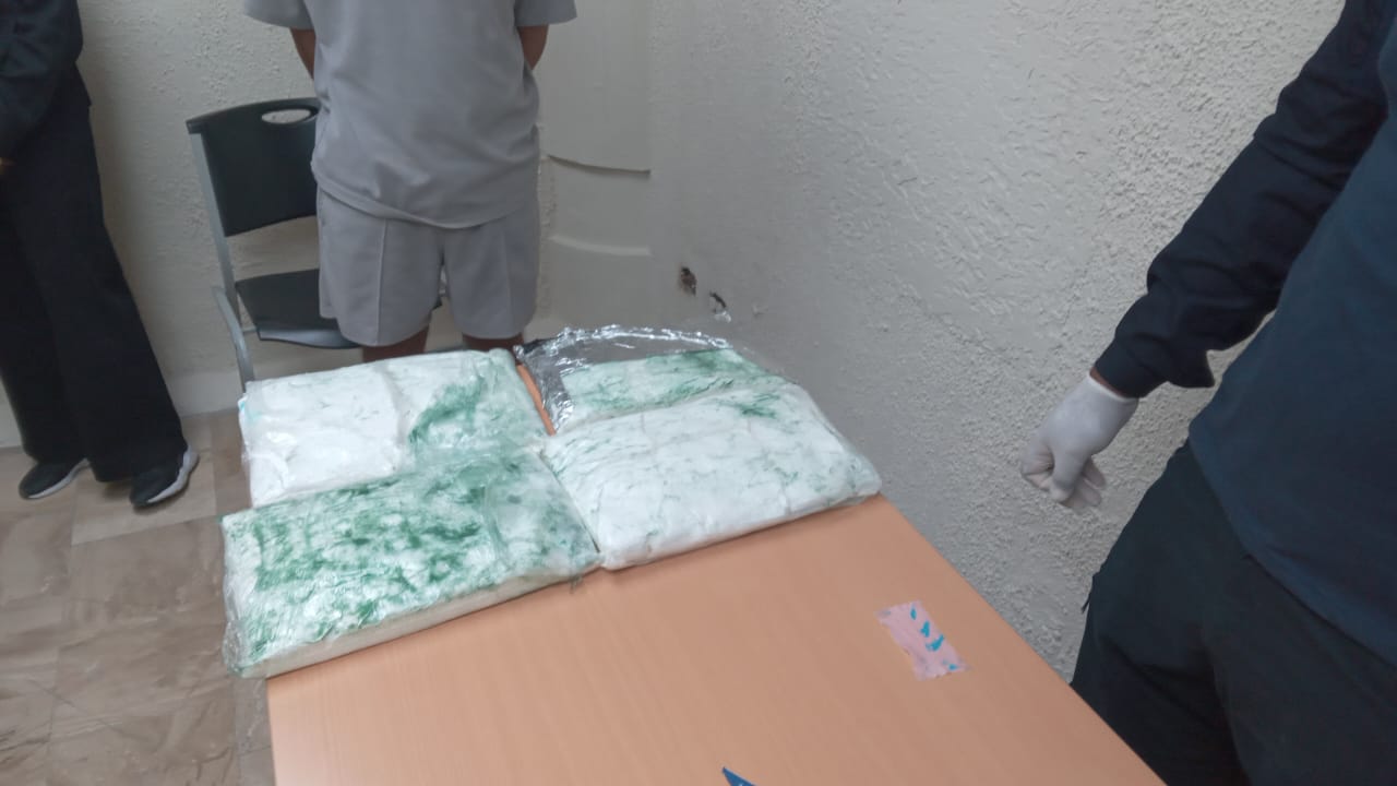 Arrestan extranjero en aeropuerto de Punta Cana con cuatro paquetes de presunta cocaína