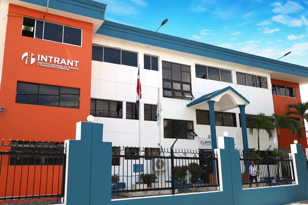 INTRANT desmiente denuncia de suplantación de licencia; aclara que ciudadana tiene multas pendientes