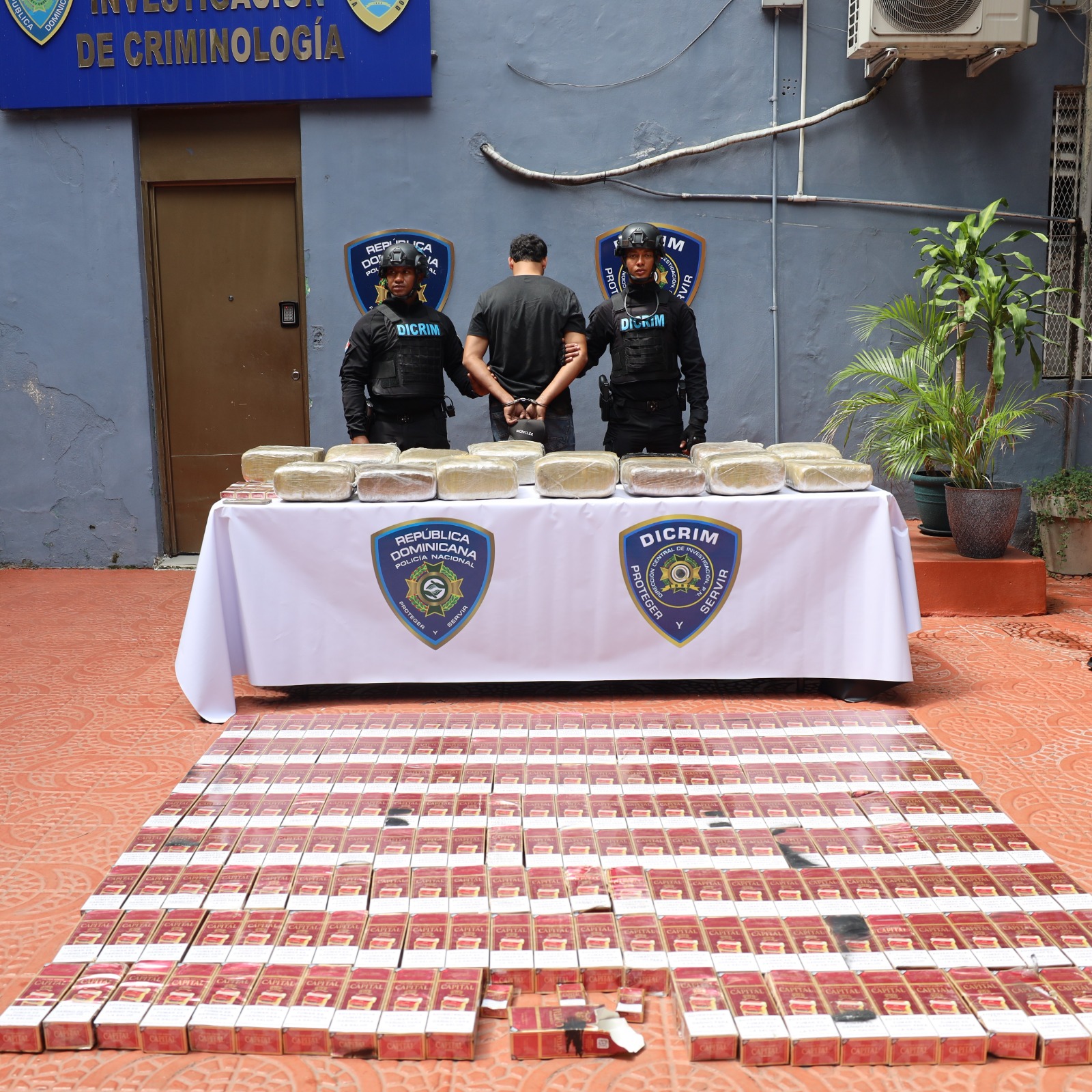 Apresan hombre por posesión de 15 pacas de presunta marihuana y cigarrillos ilícitos