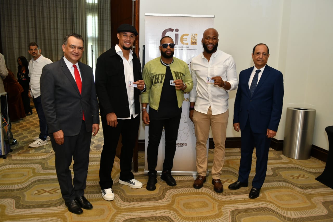 JCE entrega nueva cédula a integrantes de la selección dominicana del Clásico Mundial de Béisbol 2026
