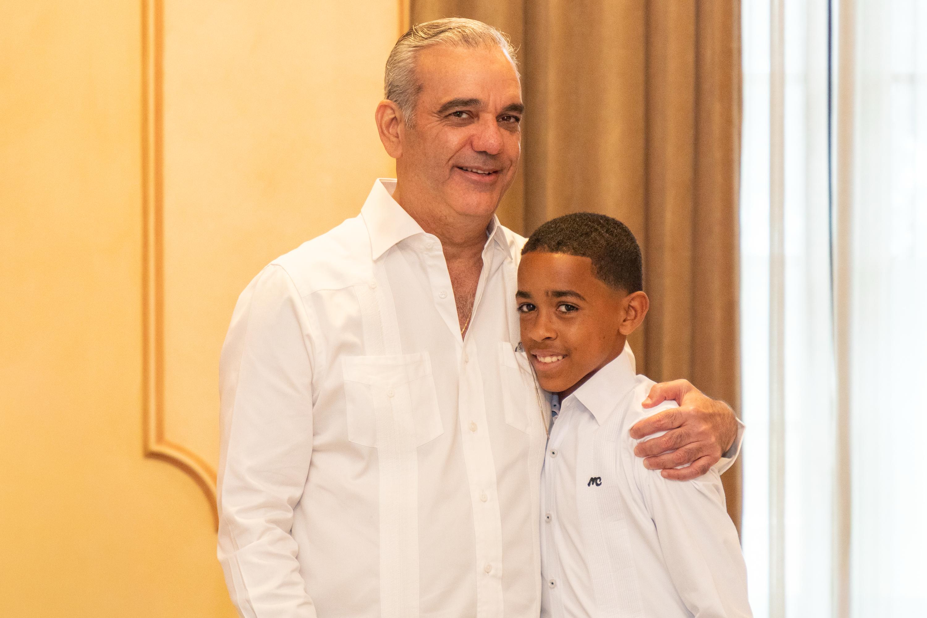 Hensel Aquino, “Pico de Oro”, por su elocuencia al hablar, es recibido por Abinader.