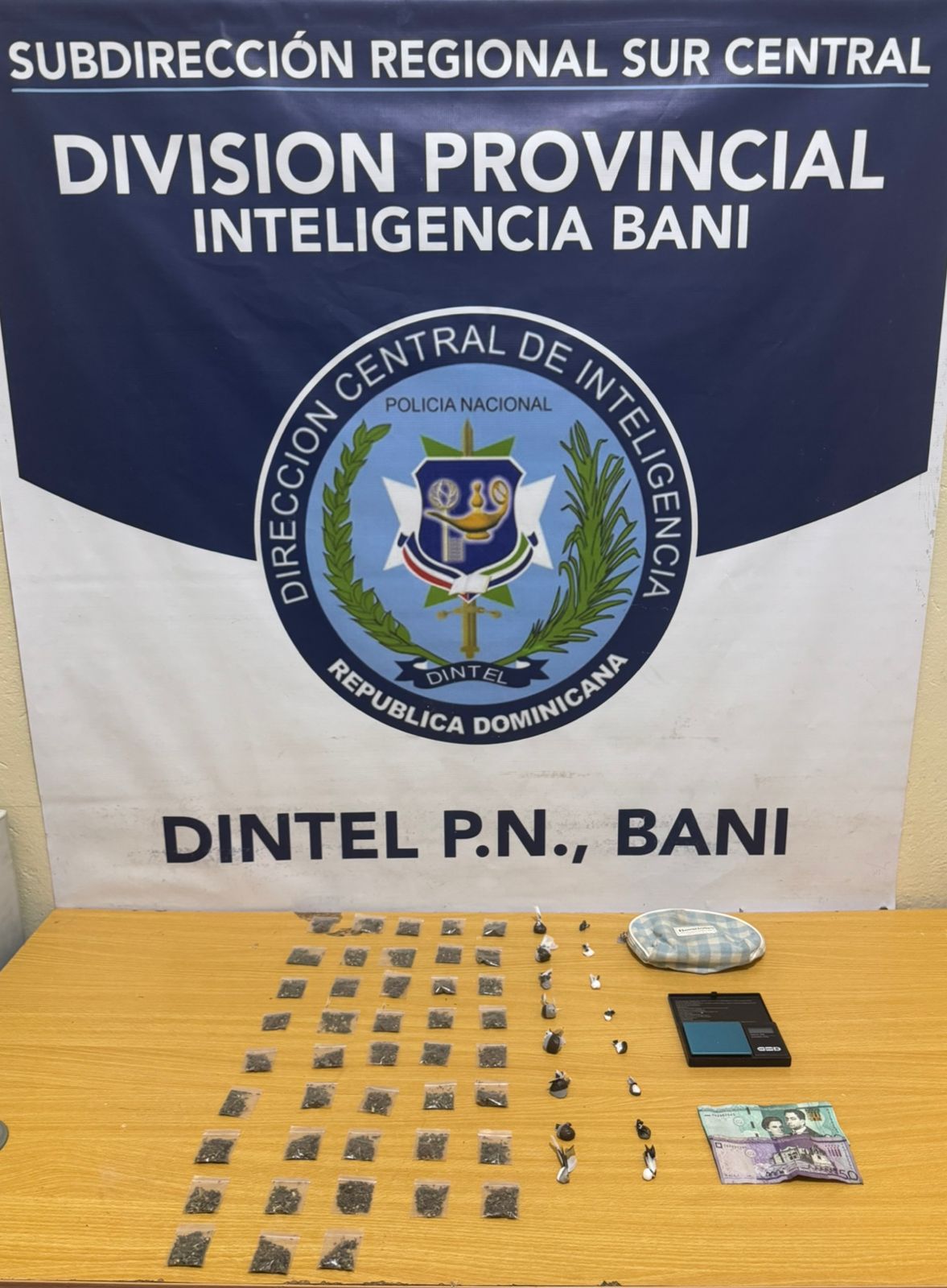 Operativos en Baní dejan siete detenidos y ocupación de drogas y máquinas ilegales