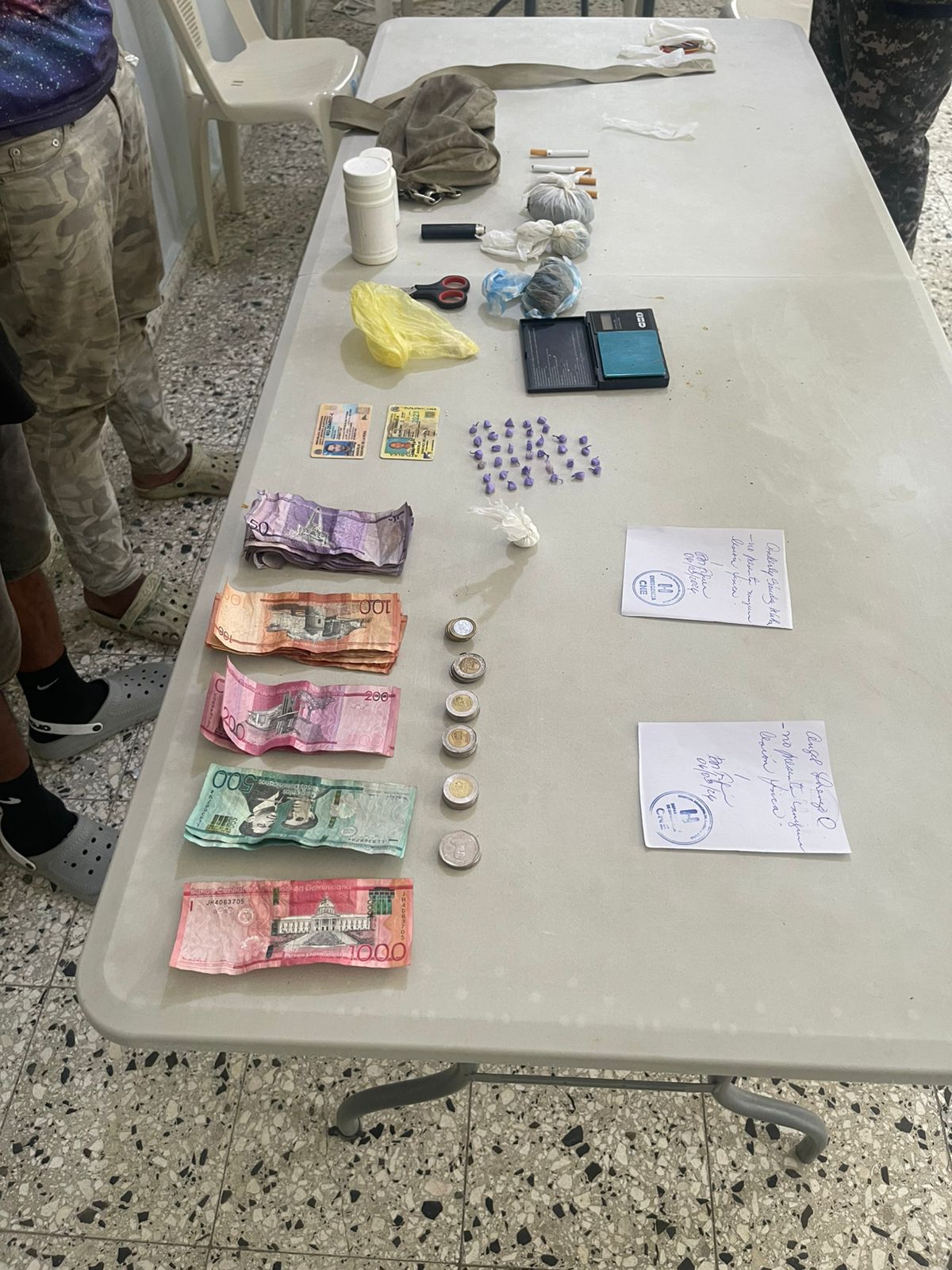 Policía ocupa drogas, balanza y dinero en efectivo durante operativo contra punto de venta en Nagua