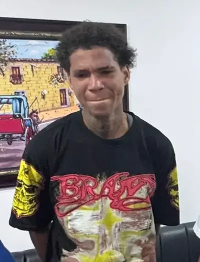 Se entrega segundo implicado de asalto captado en video viral en Santiago