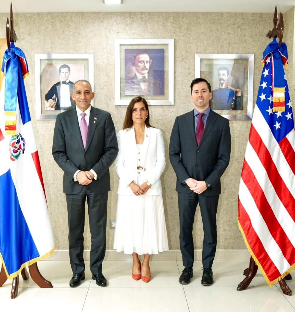 Embajadora de EE. UU. presenta al presidente de la DNCD como nuevo agregado de la DEA en el país