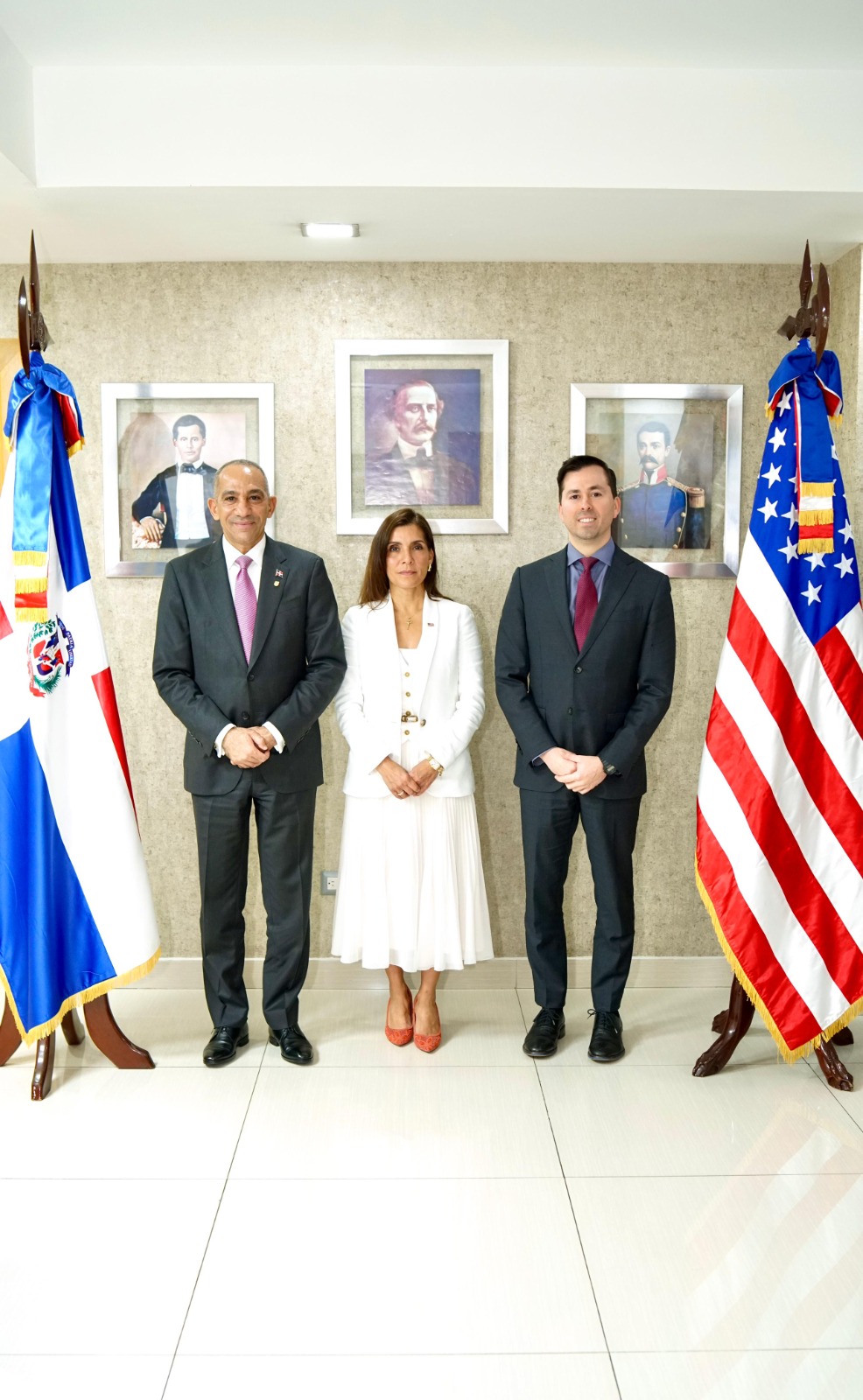 Embajadora de EE. UU. presenta al presidente de la DNCD como nuevo agregado de la DEA en el país