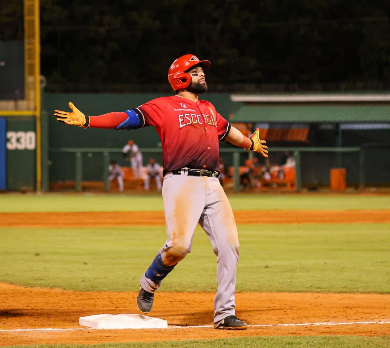 De la Cruz, Liz, Hernández y Castillo firman con el Escogido
