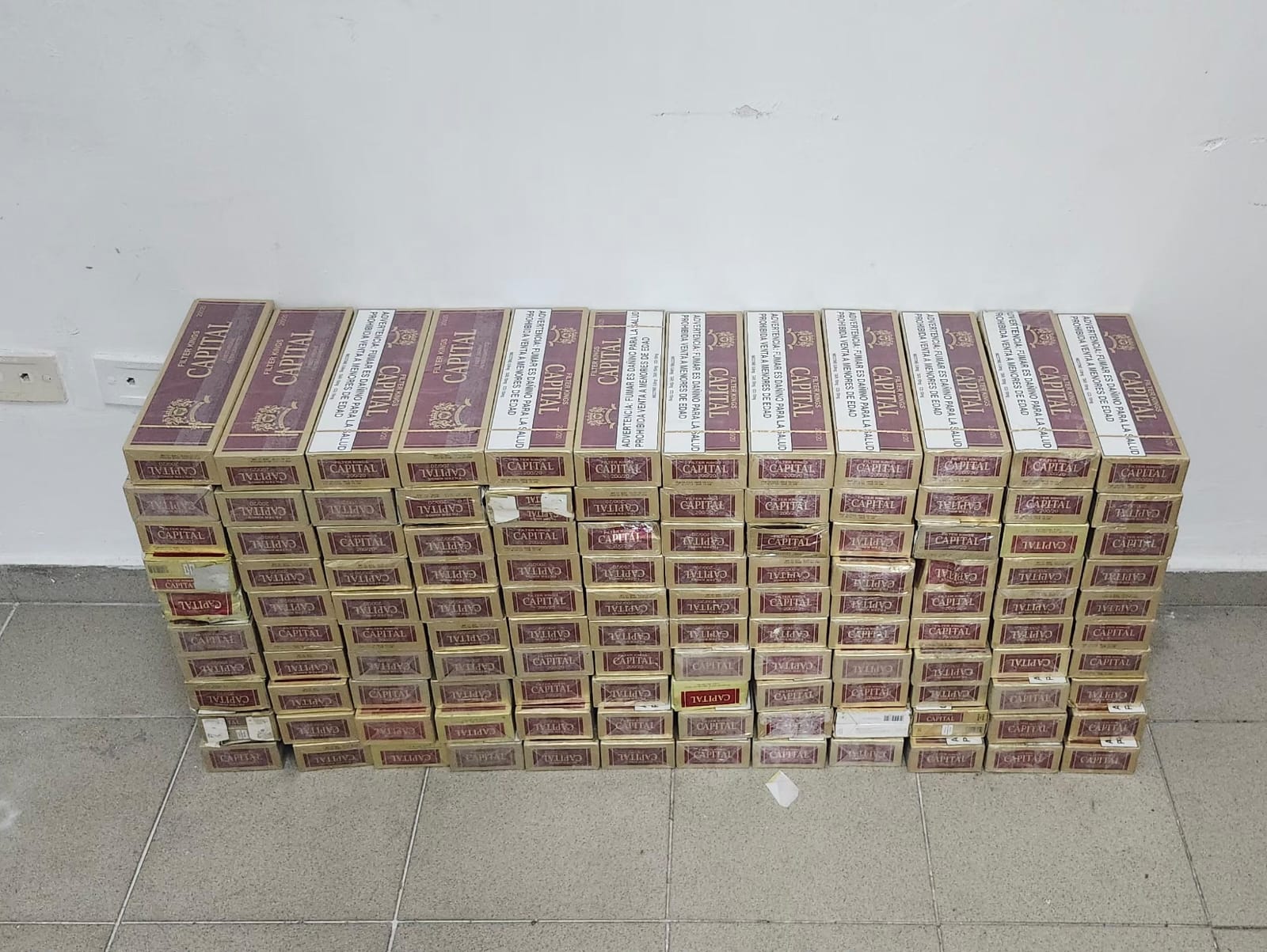 Ocupan 24,000 cigarrillos ilícitos durante allanamiento en colmado de Santo Domingo Este
