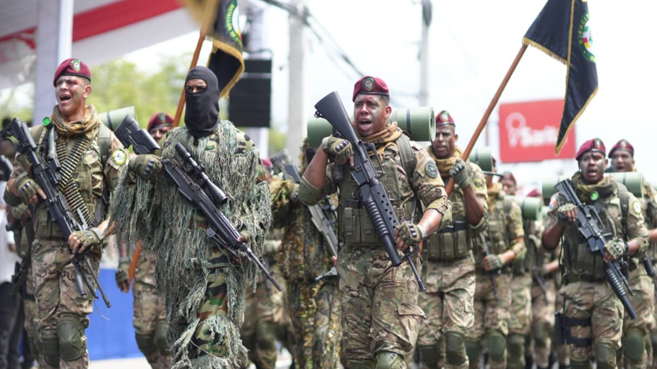 Presidente Abinader encabeza desfile cívico-militar y policial en conmemoración del 182 aniversario de la Batalla del 19 de Marzo
