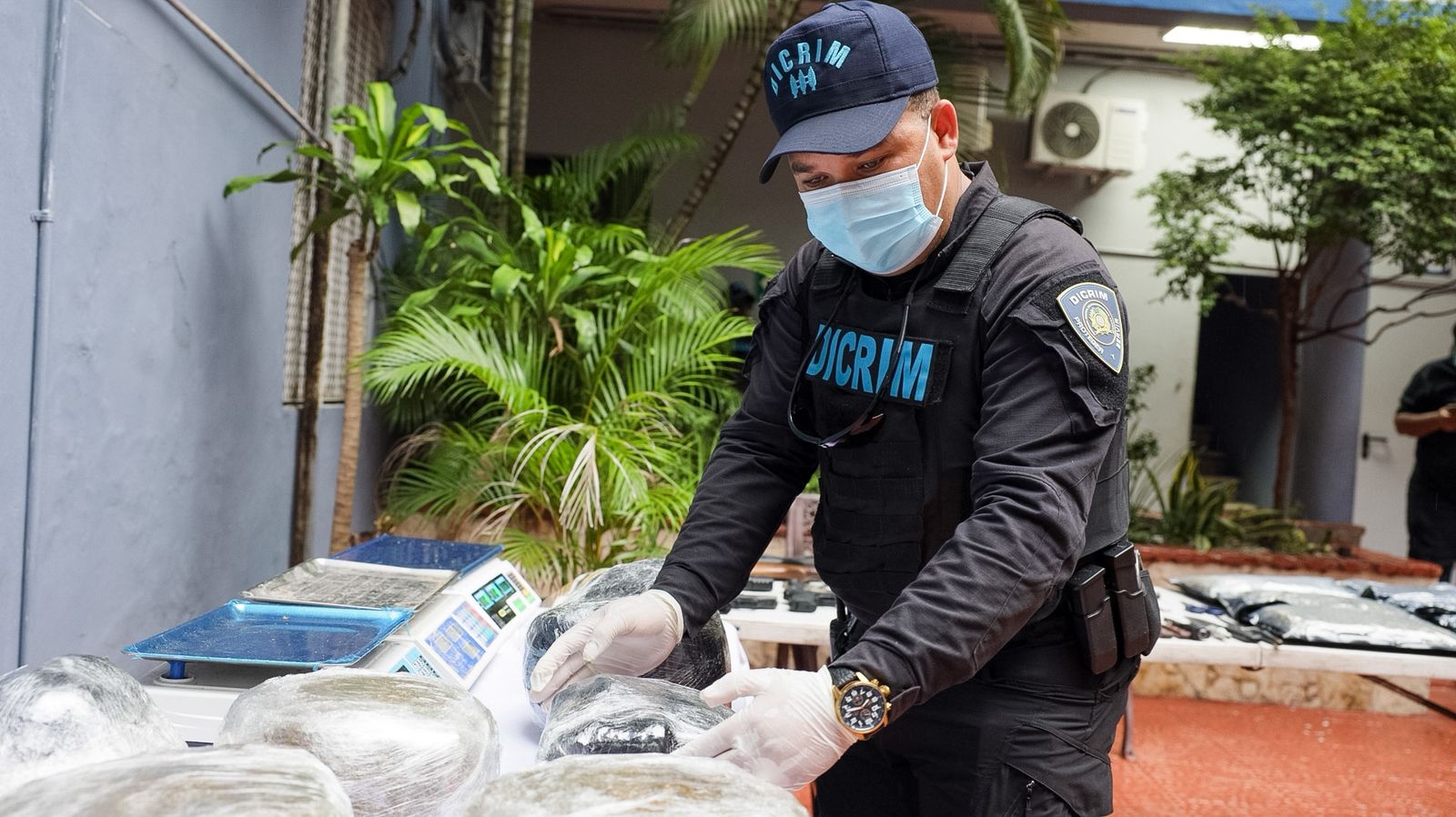 Policía ocupa drogas, armas y más de 100 tragamonedas en operativos simultáneos en el DN