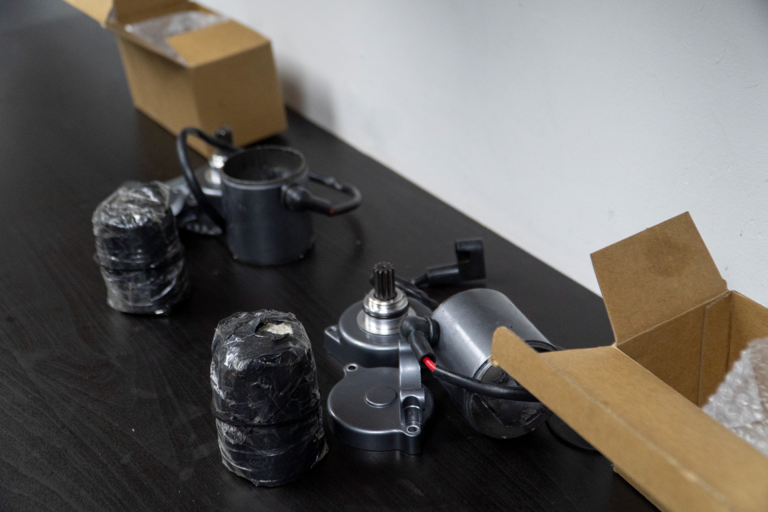 Incautan piezas de vehículos con presunta cocaína que serían enviadas a Estados Unidos