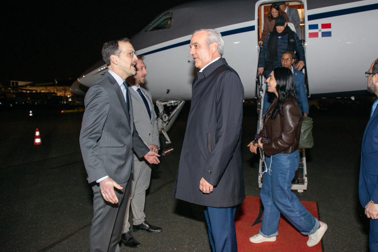 Presidente Abinader llega a París donde se reunirá con su homólogo Emmanuel Macron