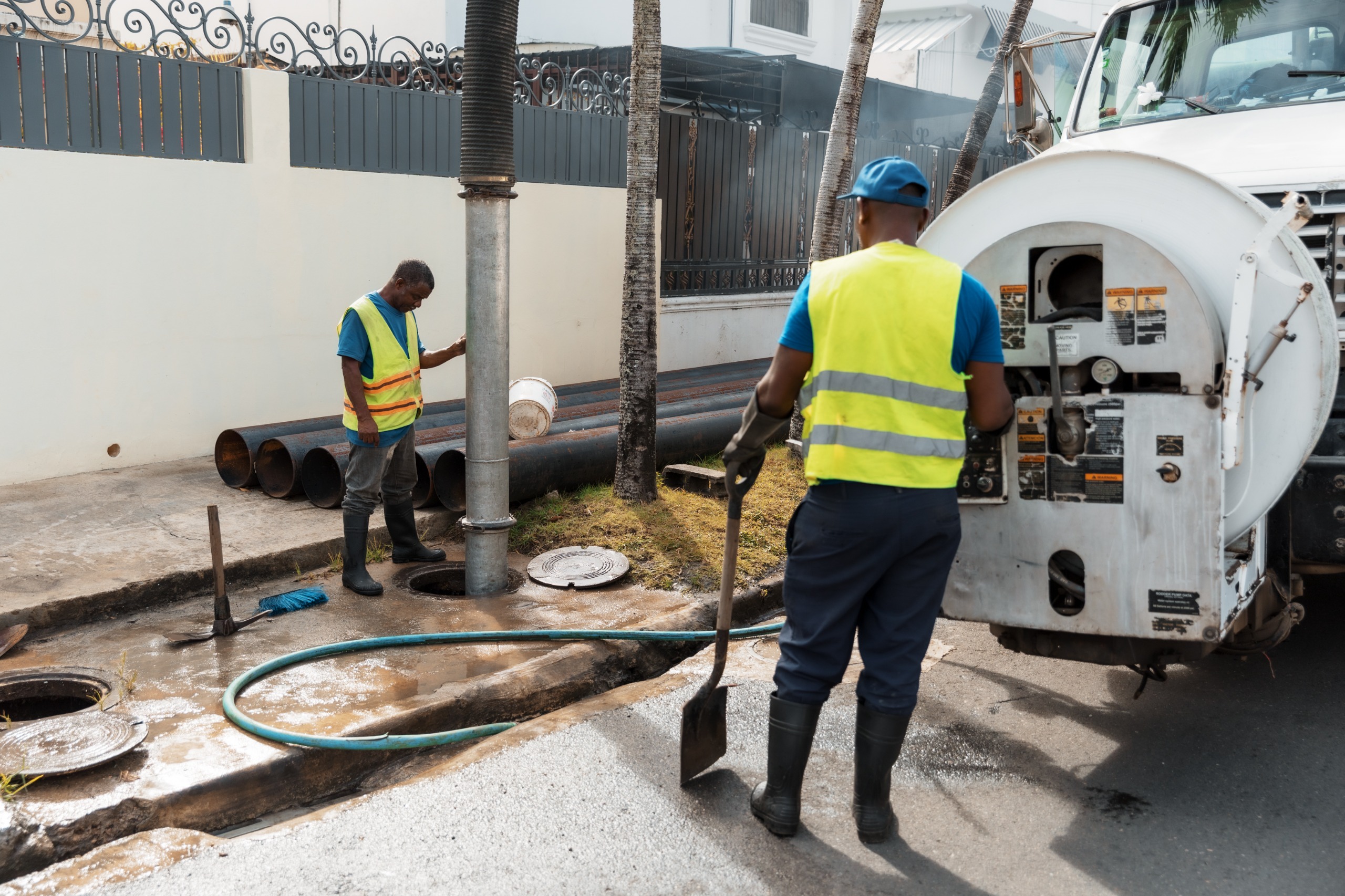 Alcaldía del Distrito Nacional refuerza limpieza de drenajes ante lluvias por vaguada