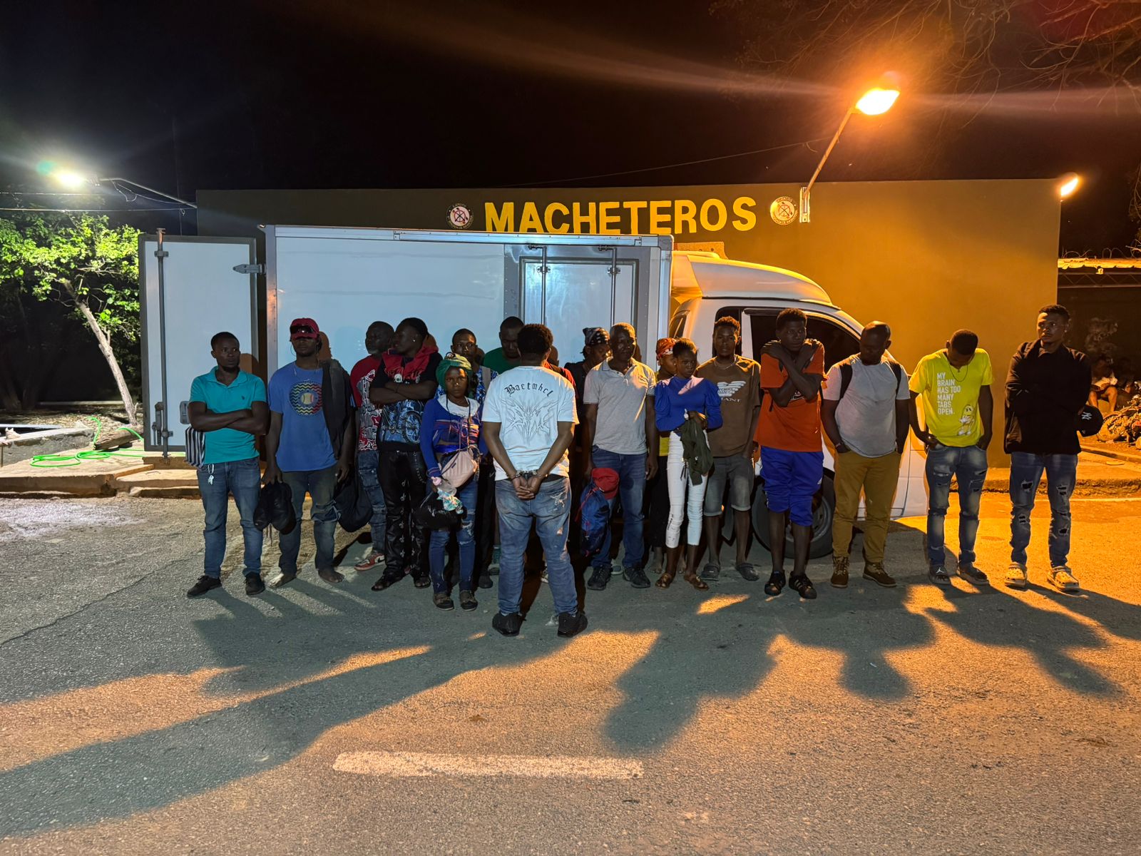 Detienen conductor de camión por transportar haitianos indocumentados en Valverde