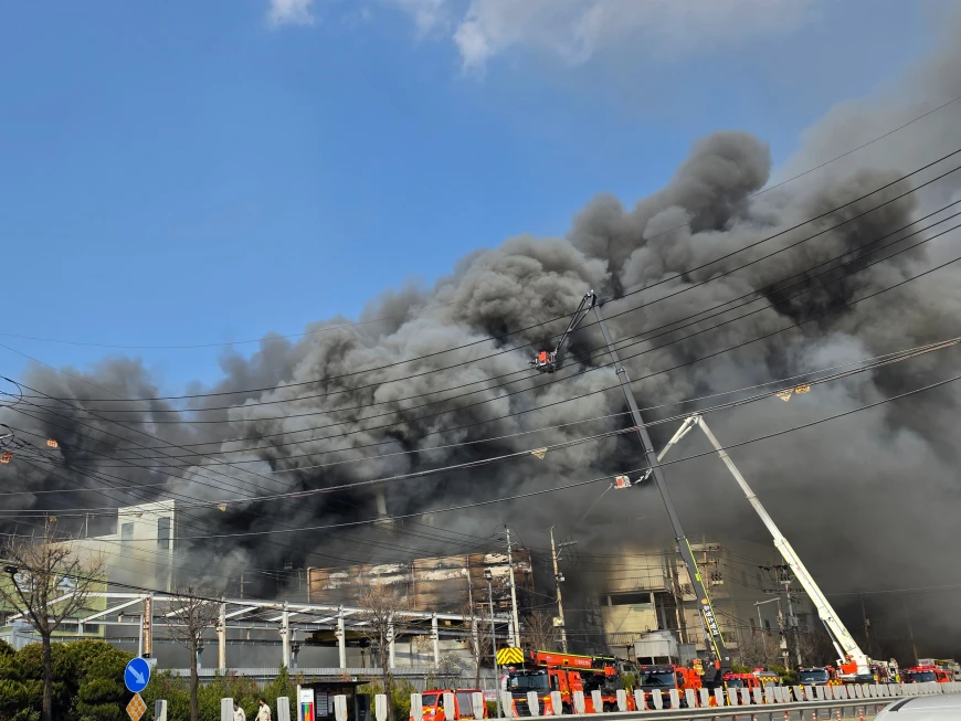 Autoridades reportan 14 muertos en incendio en planta de autopartes en Corea del Sur