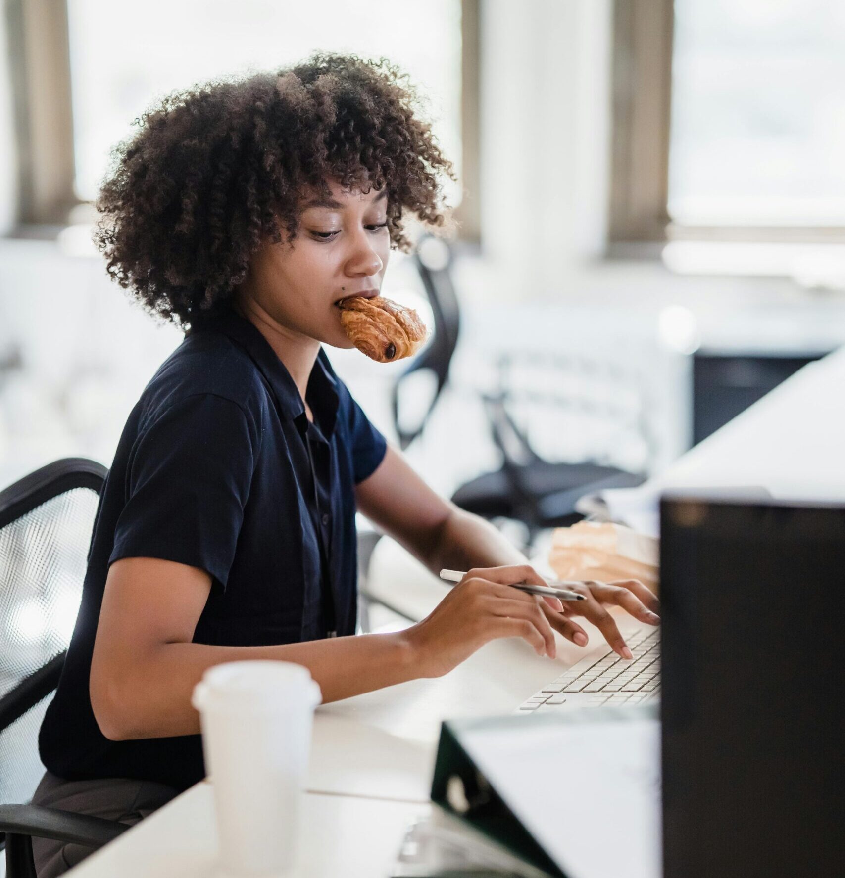 ¿Poco tiempo para comer? El riesgo de saltarse comidas por el trabajo