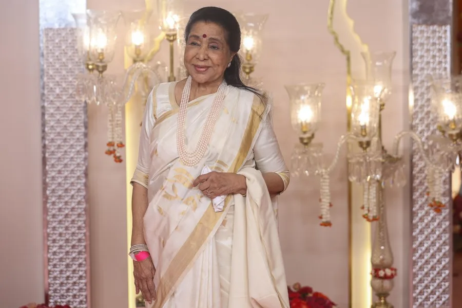 Muere la india Asha Bhosle, la voz de Bollywood y la artista más grabada de la historia