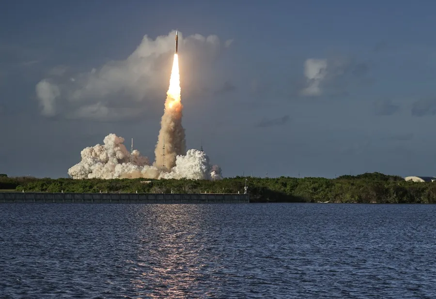 La NASA confirma el éxito de la inyección translunar de Artemis II pese a incidentes menores