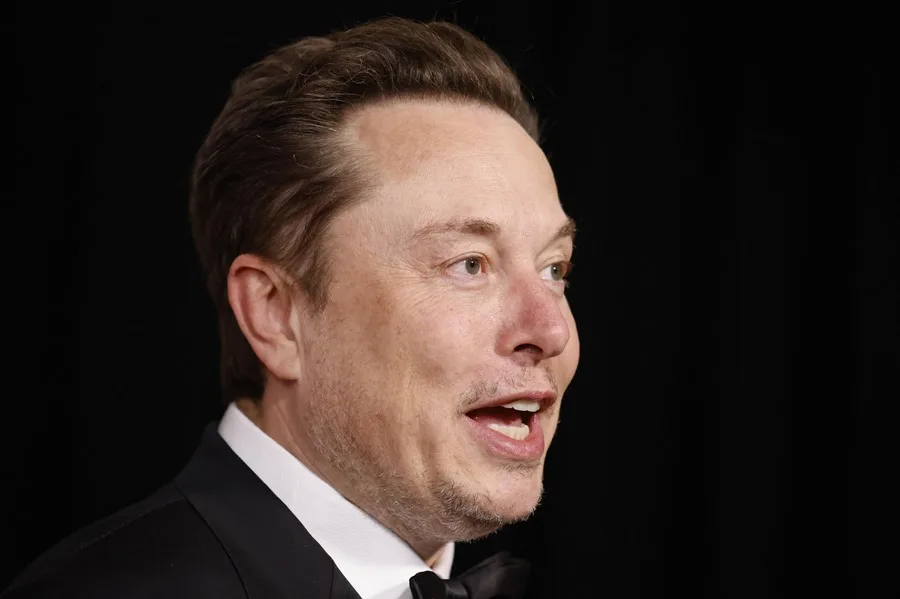 Elon Musk, el hombre más rico del mundo, dice que fue «un tonto» al financiar a OpenAI