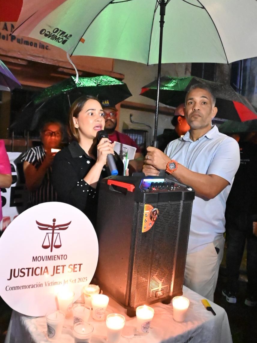 Bajo lluvia: familiares del caso Jet Set realizan vigilia frente al Palacio de Justicia