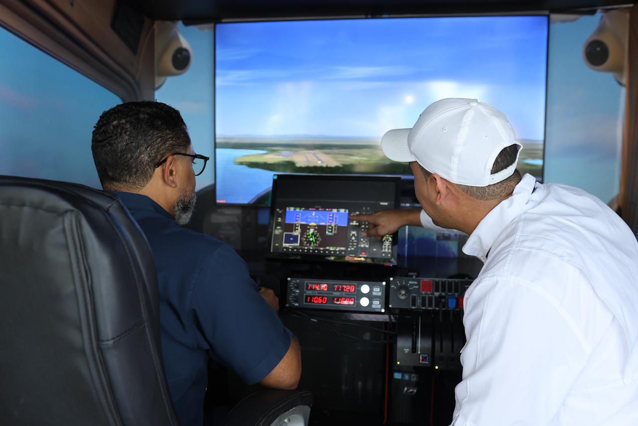 IDAC exhibe simulador de vuelo en la Primera Feria Regional del Libro y la Cultura Cibao 2026