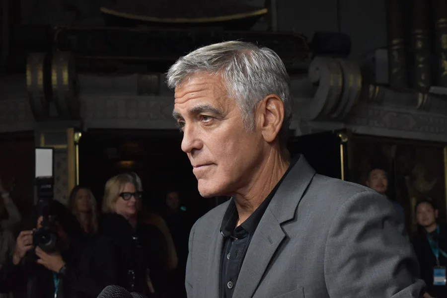 George Clooney califica de «crimen de guerra» las amenazas de Trump de acabar con Irán