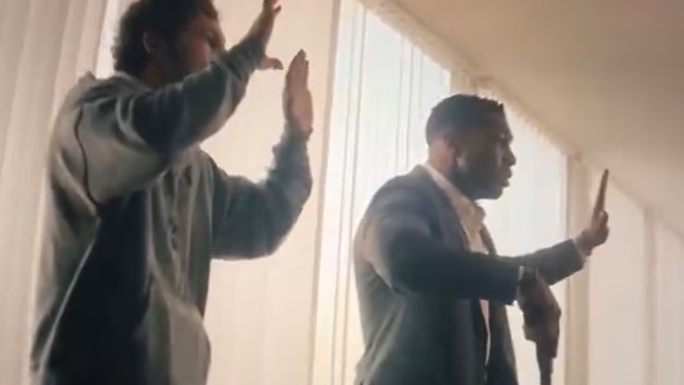 Jonathan Majors y su coestrella cayeron por una ventana durante la grabación de una escena de acción