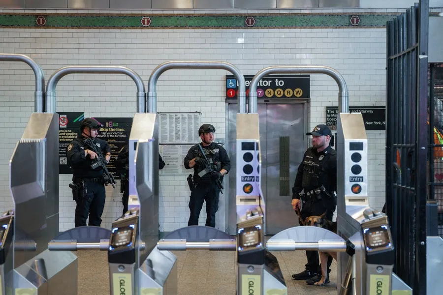 La policía mata a un hombre que apuñaló a varias personas en el metro de Nueva York