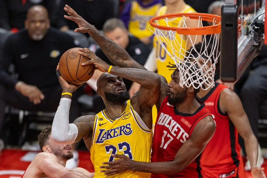 LeBron lidera la remontada de los Lakers y frente a los Rockets en el juego 3