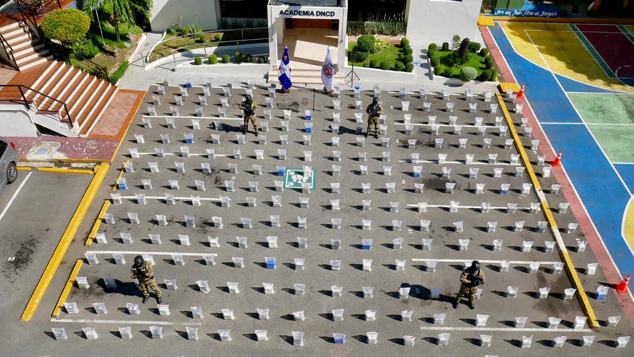 Incautan 1.6 toneladas de presunta cocaína en operativo en Pedernales