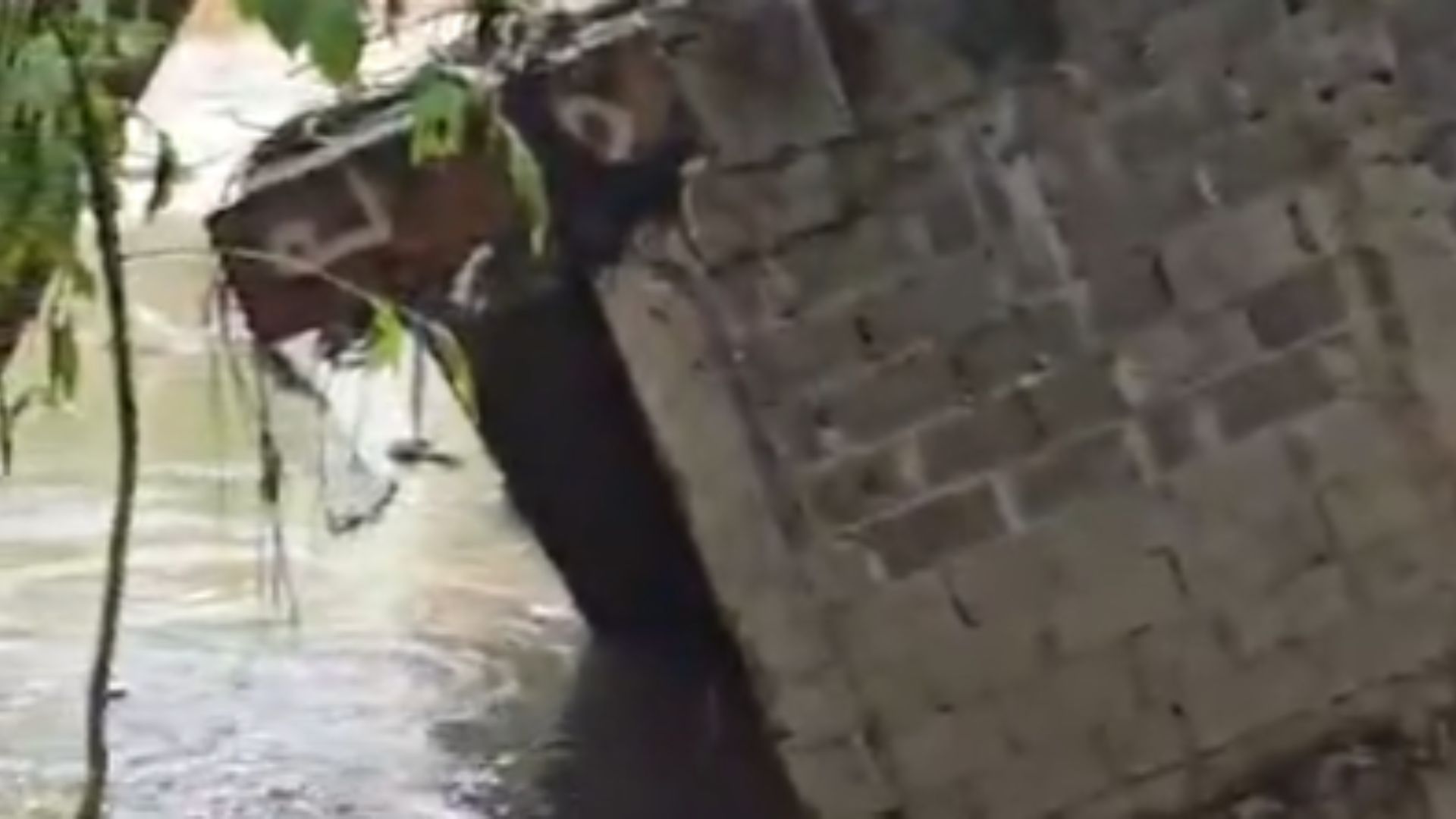 Alcadesa del DN recorre Las 800 de Los Ríos tras lluvias torrenciales; reportan unas 500 viviendas afectadas