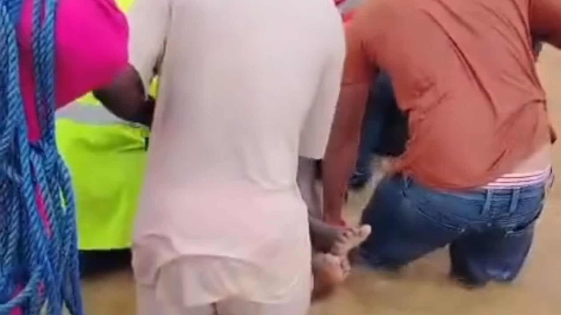 Defensa Civil recupera cuerpo de joven arrastrado por cañada en Manoguayabo