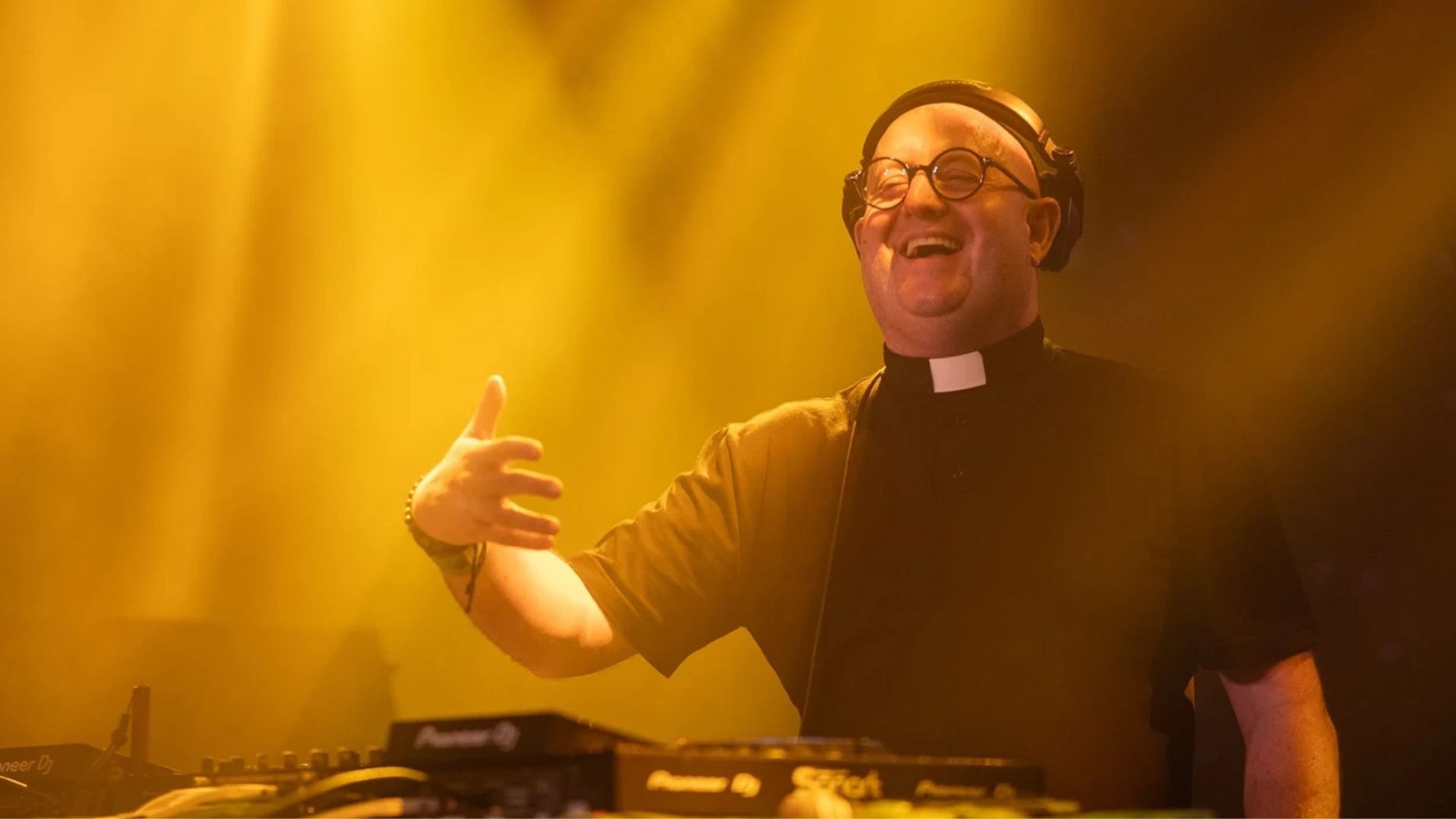 ¿Conoces al “cura DJ” que llena plazas y estadios en Europa con fe, música electrónica y multitudes? Te lo explico