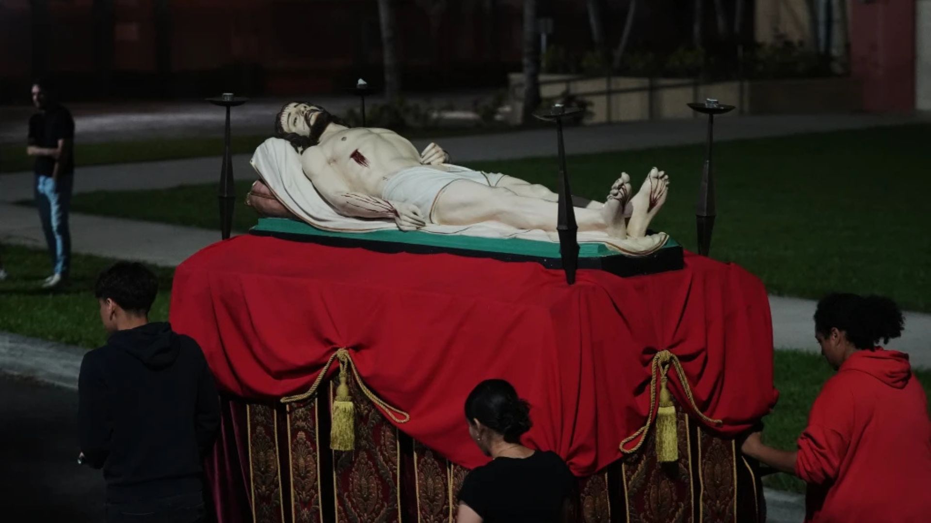El Viernes Santo es un día único y solemne para cristianos, con oraciones y procesiones fervorosas