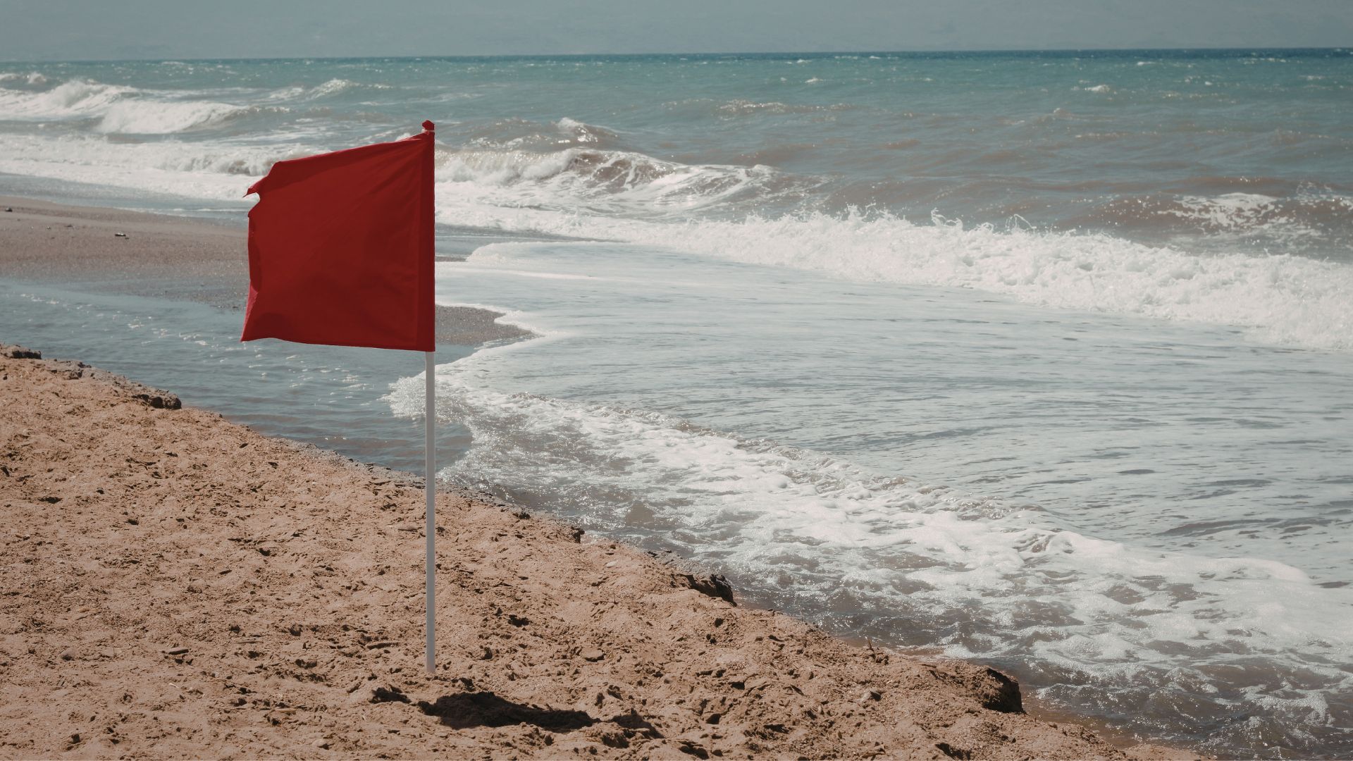 Colocan bandera roja en playas de Puerto Plata por fuerte oleaje durante Viernes Santo
