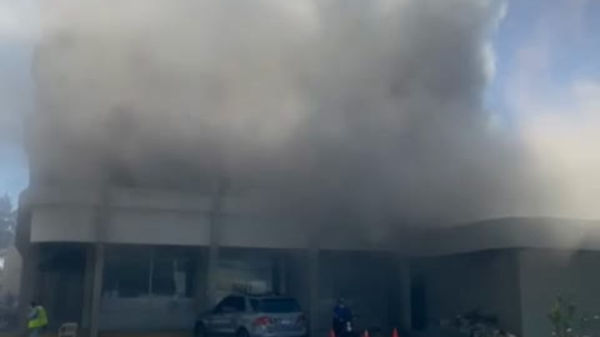 Incendio afecta establecimiento Cerdo Centro en la avenida 27 de Febrero