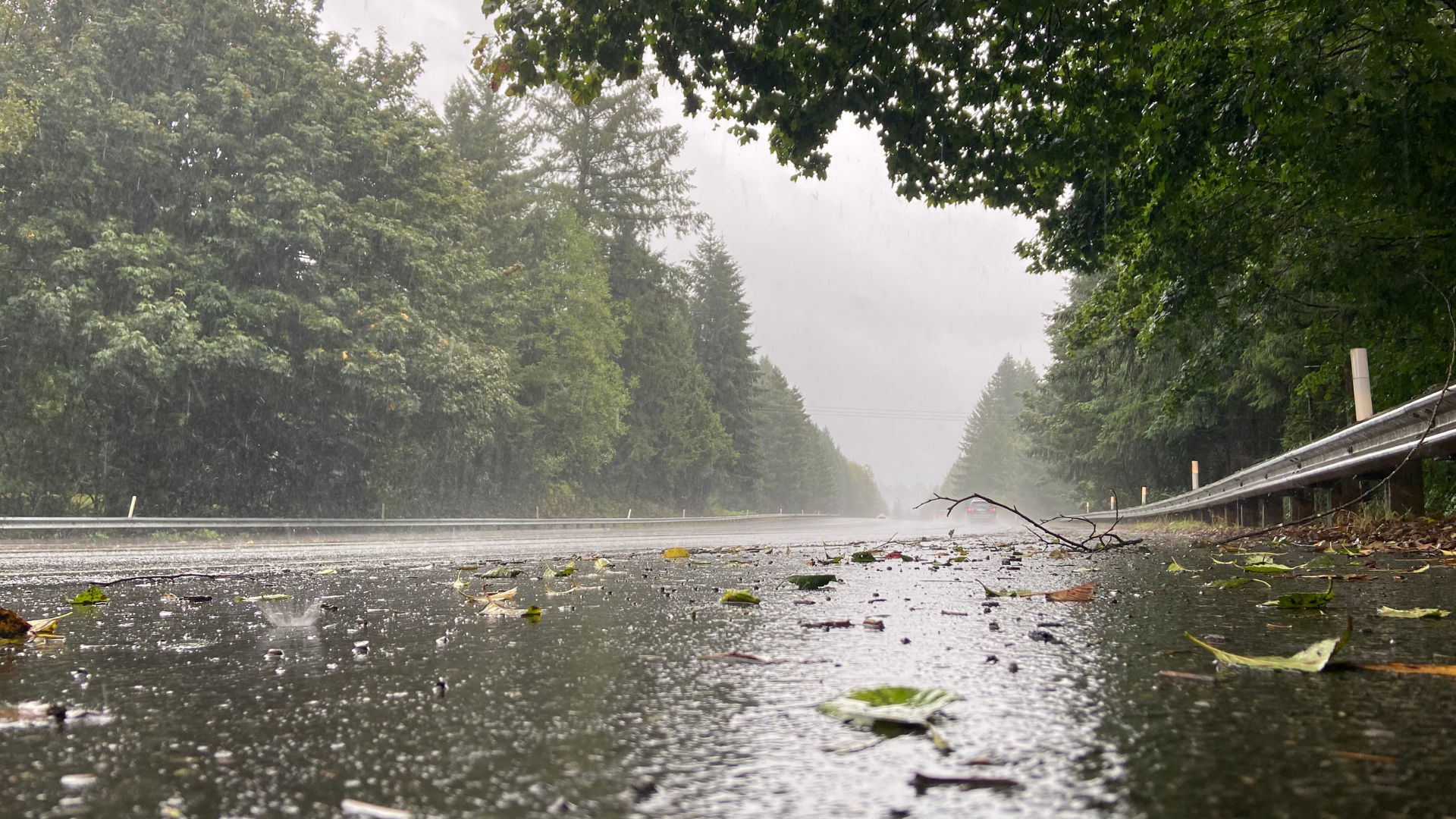 Aguaceros muy fuertes y tormentas eléctricas impactarán varias zonas del país este jueves