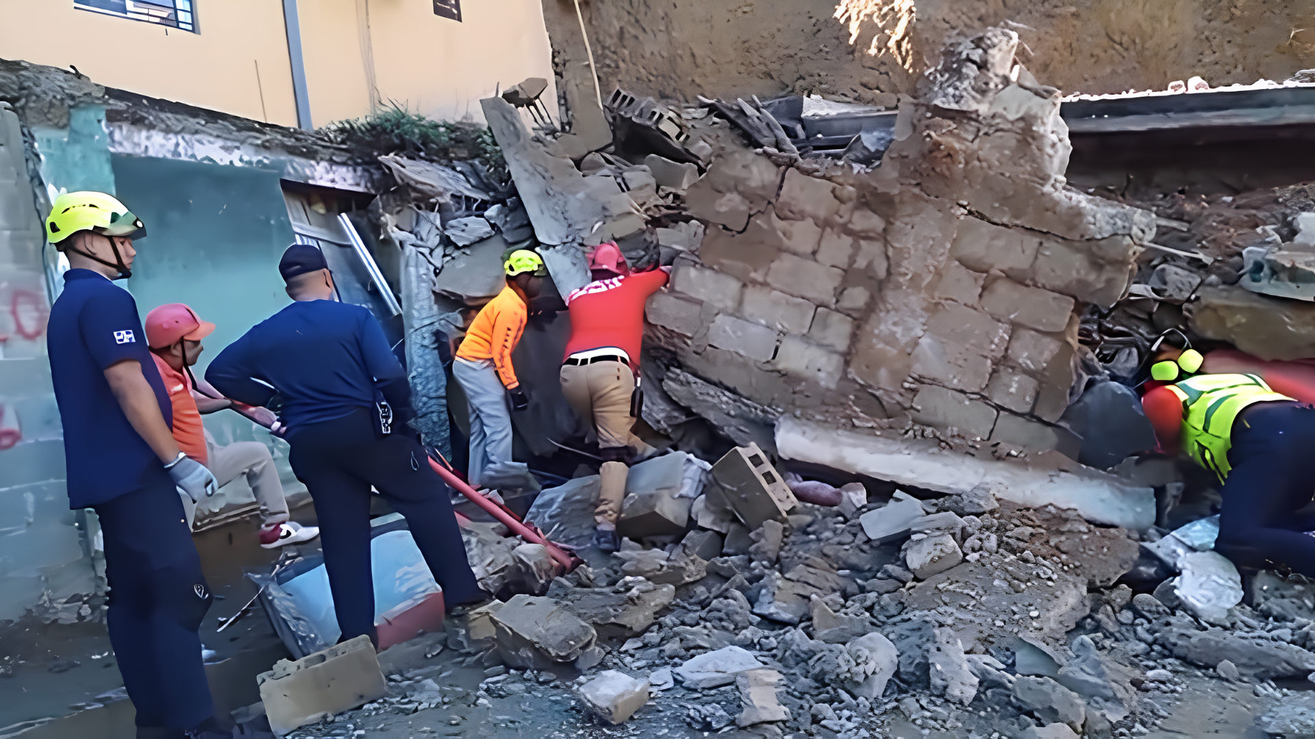 Fuertes lluvias provocan derrumbe de tierra en Santiago; hay varias viviendas afectadas