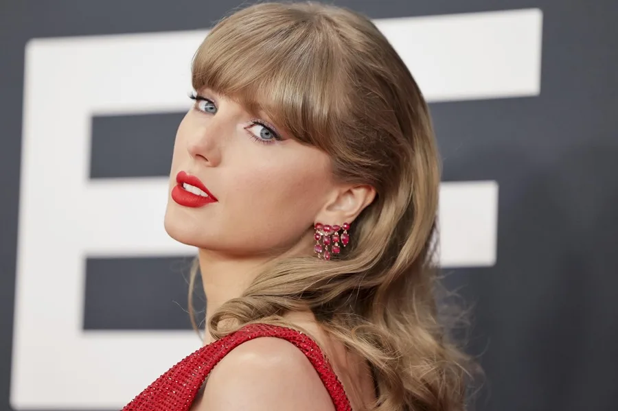 Taylor Swift solicita el registro de su voz e imagen como marca, ante la amenaza de la IA