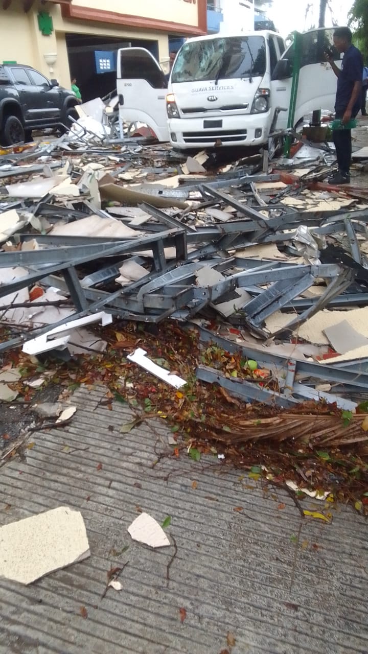 Se desploma parte de la estructura del Malecón Center por fuertes vientos