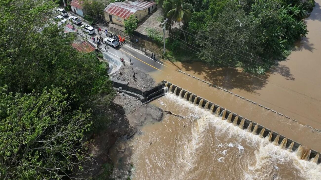 Gobierno verifica daños en tres puentes afectados por lluvias y activan limpieza en la región Este