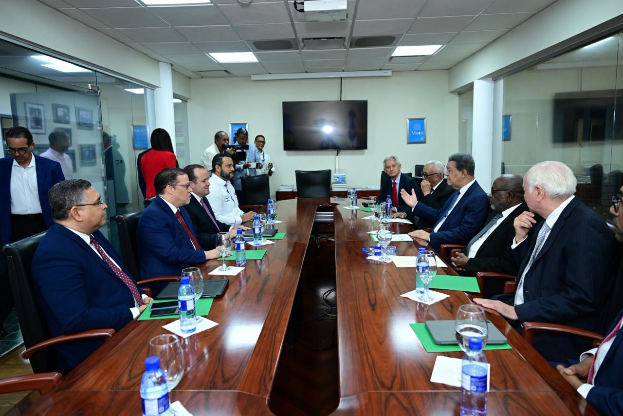 Gobierno y Leonel Fernández se reúnen ante crisis global por conflicto en Medio Oriente